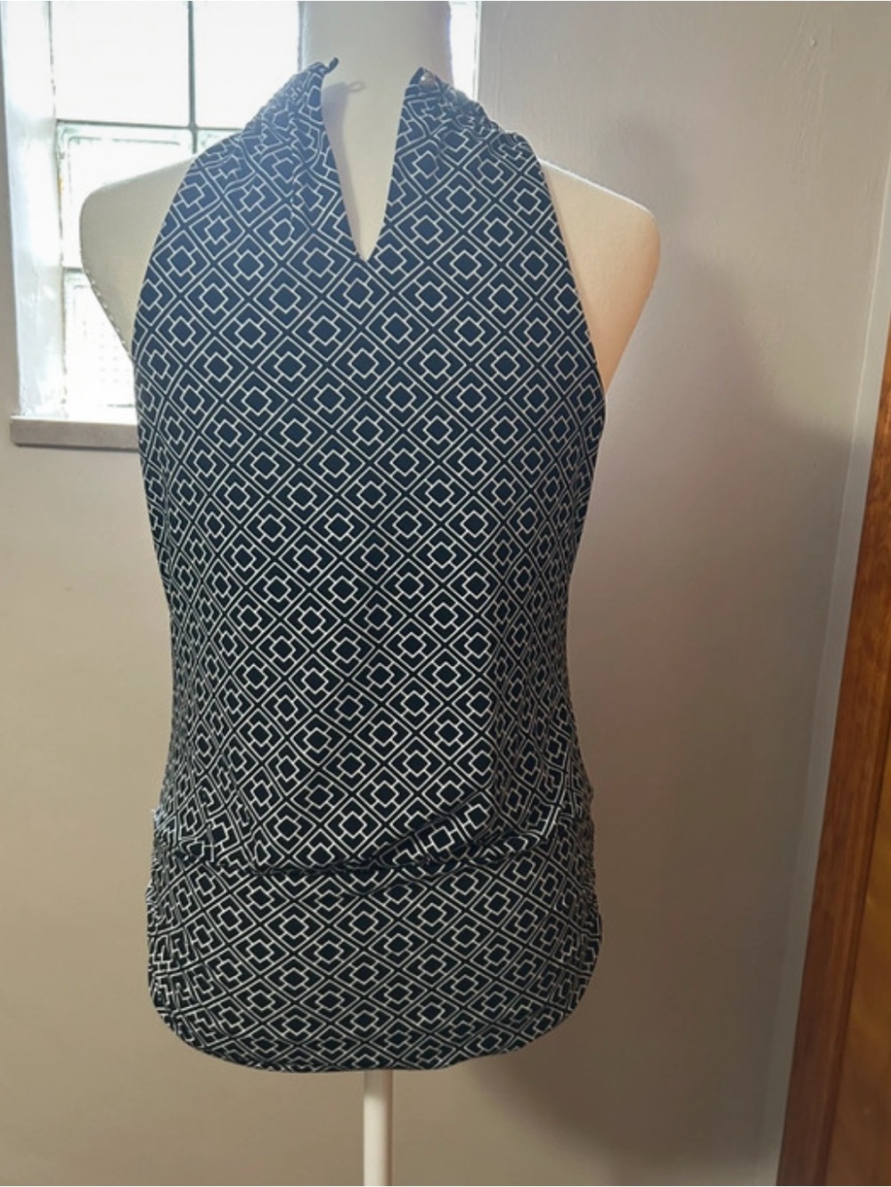 Elegant White House Black Market XS sleeveless blouse silver necklace detail key - Picture 3 of 6